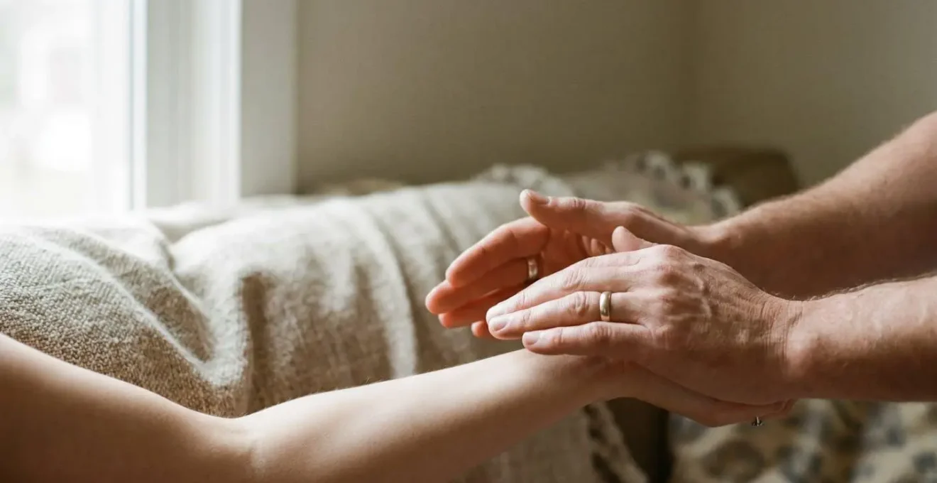 Mains posées avec douceur autour d'une zone de peau en cours de cicatrisation, symbolisant un massage sécurisé