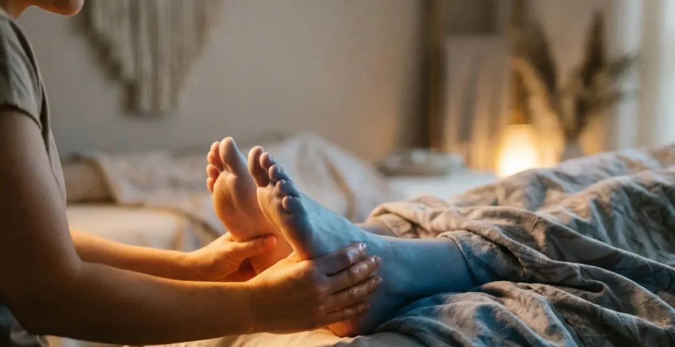 Mains chaudes d'un praticien enveloppant les pieds froids d'un client sedentaire pour stimuler la circulation sanguine